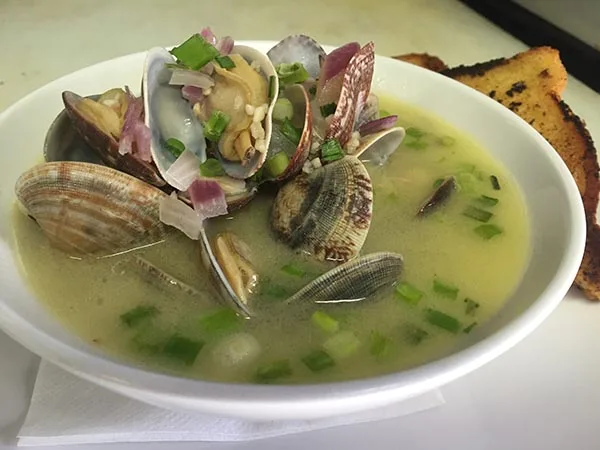 One pound of fresh steamed clams in garlic broth with house garlic bread